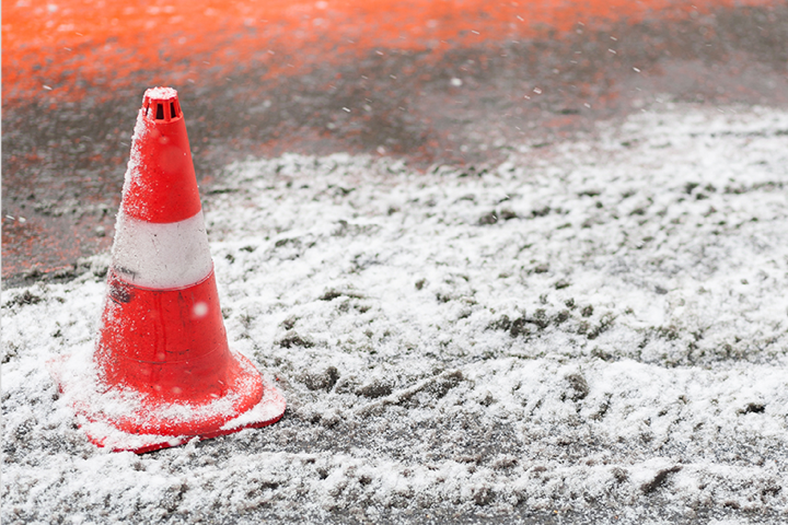 밤새 하얗게 쌓인 눈, 예쁘기는 한데 빙판길 어쩌나…